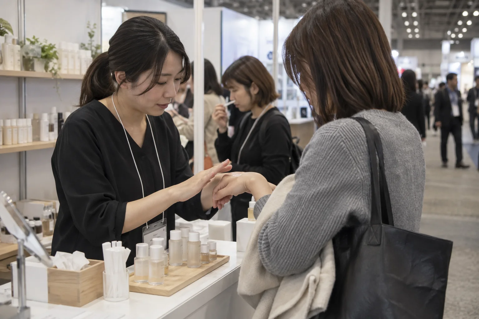美容分野の展示会で商品を試すイメージ